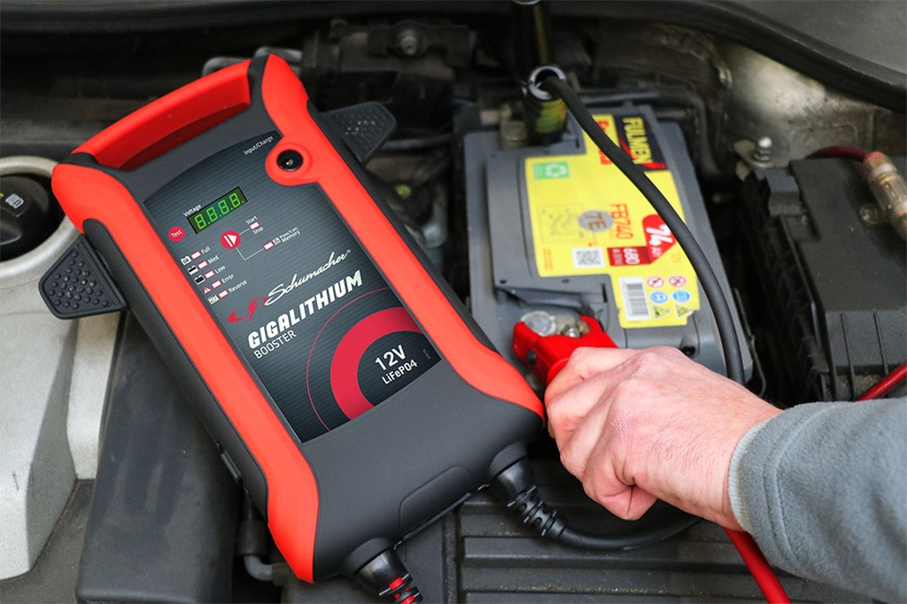 805600100_Gigalithium-12V_Booster_Starthilfe_Schumacher_application
